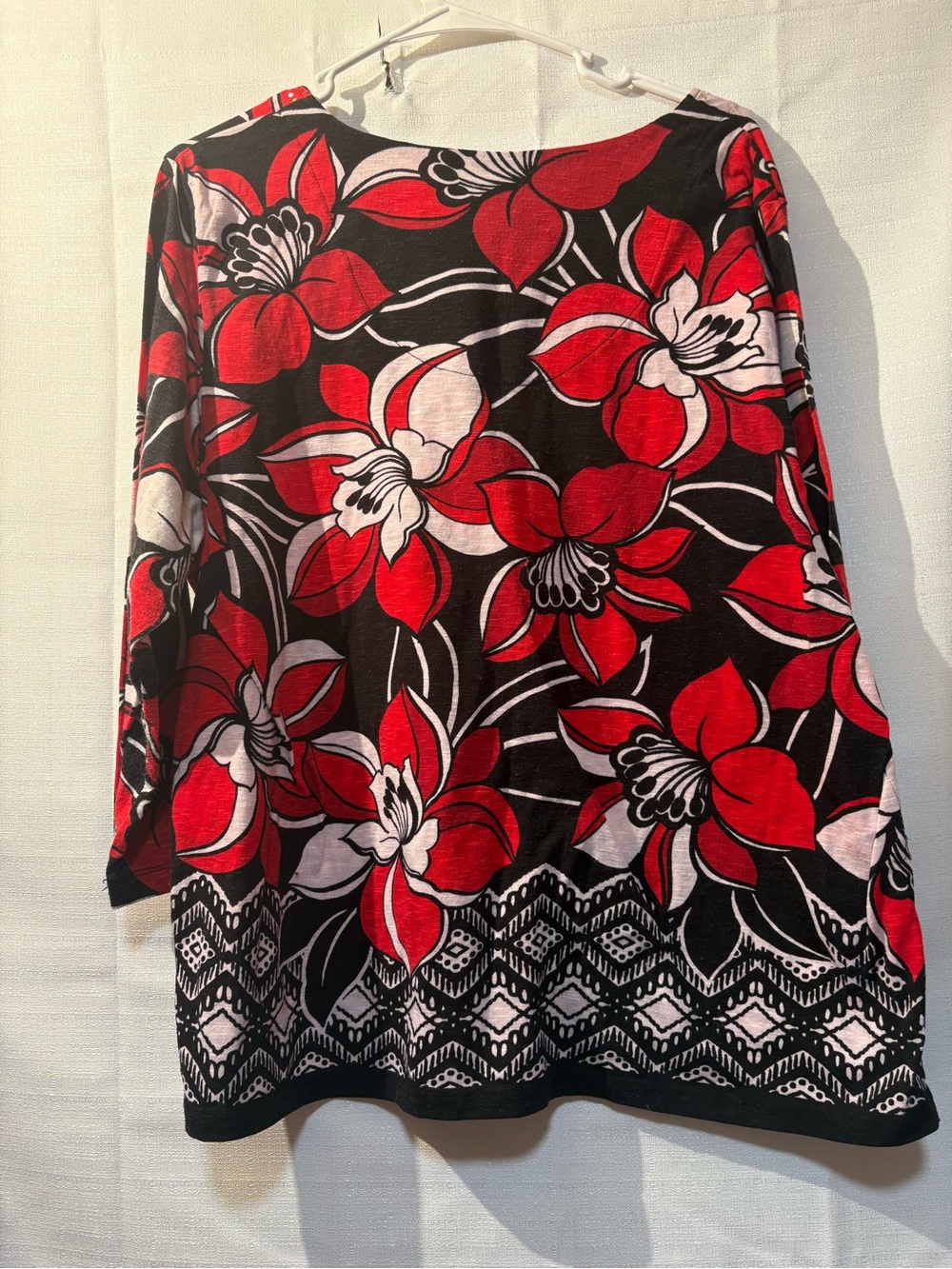 Alfred Dunner Top :Red, Black .Stunning Bold Floral . Flattering,Studded V-Neck! - Picture 3 of 9